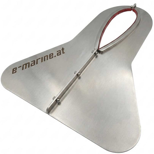 The Cavitationplate Torqeedo Cruise Big Plate is a metallic hydrofoil wing with e-marine.at engraving and a red rubber edge, compatible with Torqeedo Cruise aquatic equipment. Available in RS, RL, TS, and TL versions.