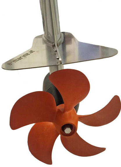 Close-up of an orange Torqeedo Cruise Big Plate boat propeller and metal shaft by Cavitationplate, suitable for Torqeedo Cruise RS, RL, TS, and TL models. A silver fin sits above the propeller against a white background.
